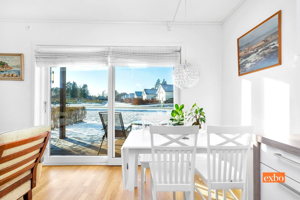 Lys stue med stor verandadør Galleribilde