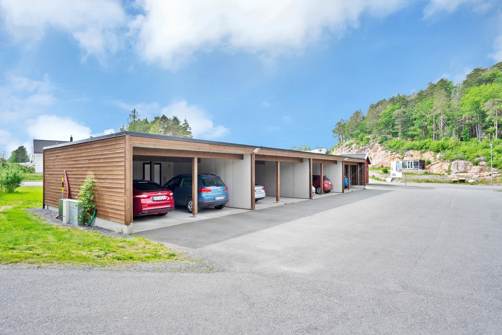 Parkering i carport i rekke Galleribilde