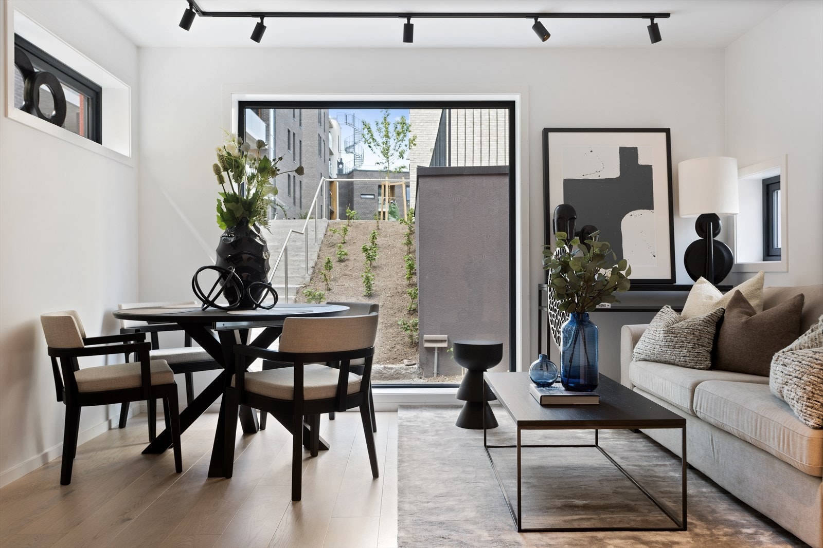 Stue med lys fra 3 sider Galleribilde