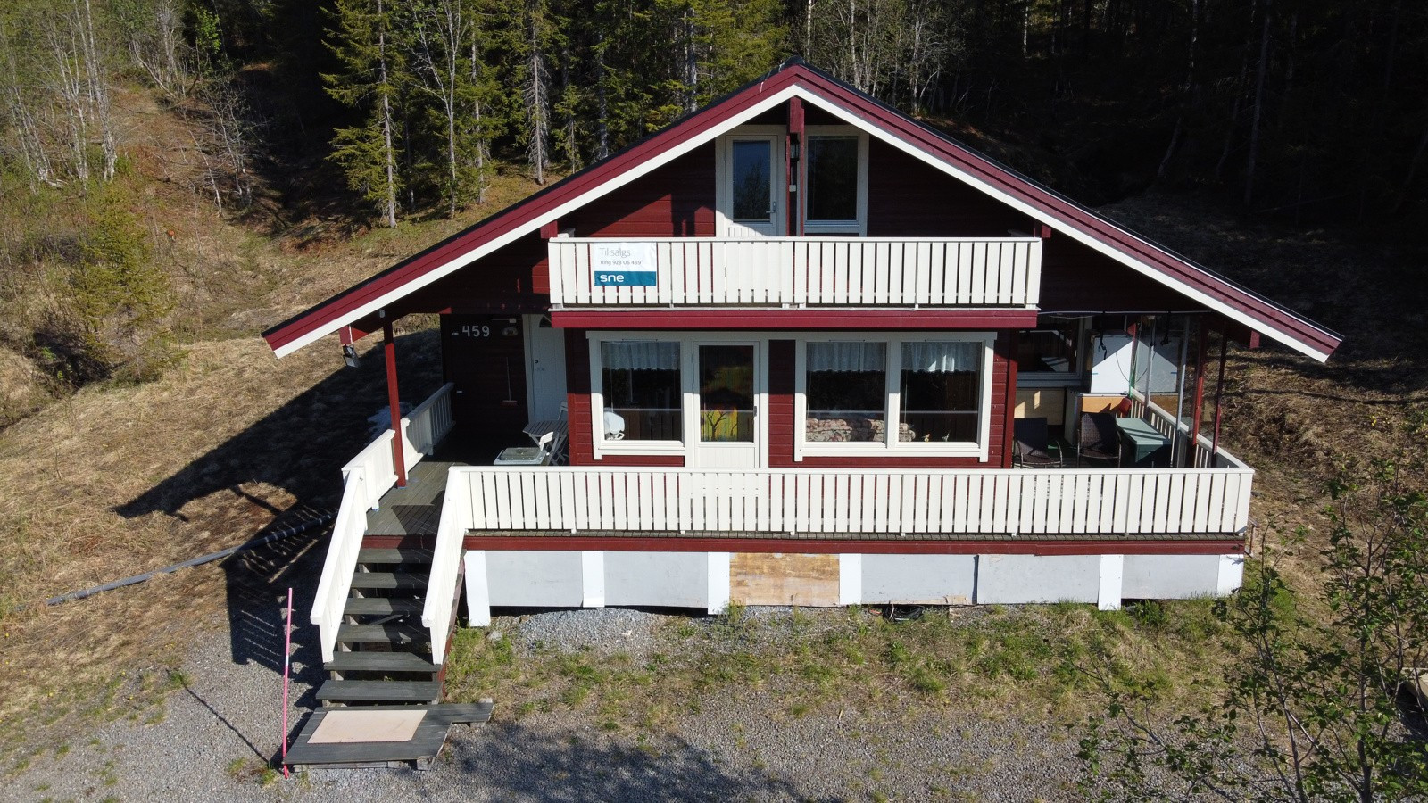 Hytten ligger i Senja kommune med kun 16 km til Finnsnes og flere servicetilbud