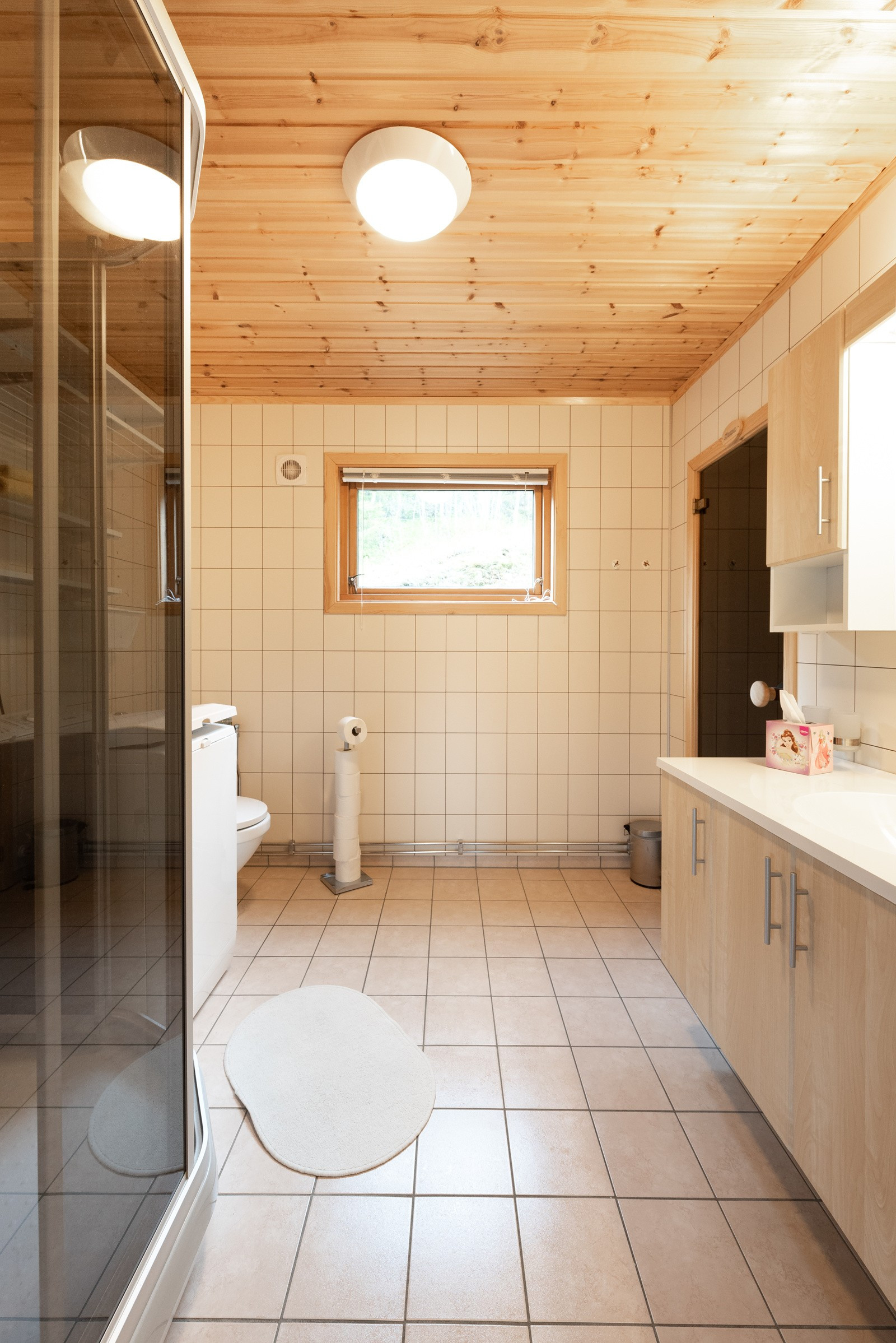 Romslig baderom med wc, dusjkabinett og badstue