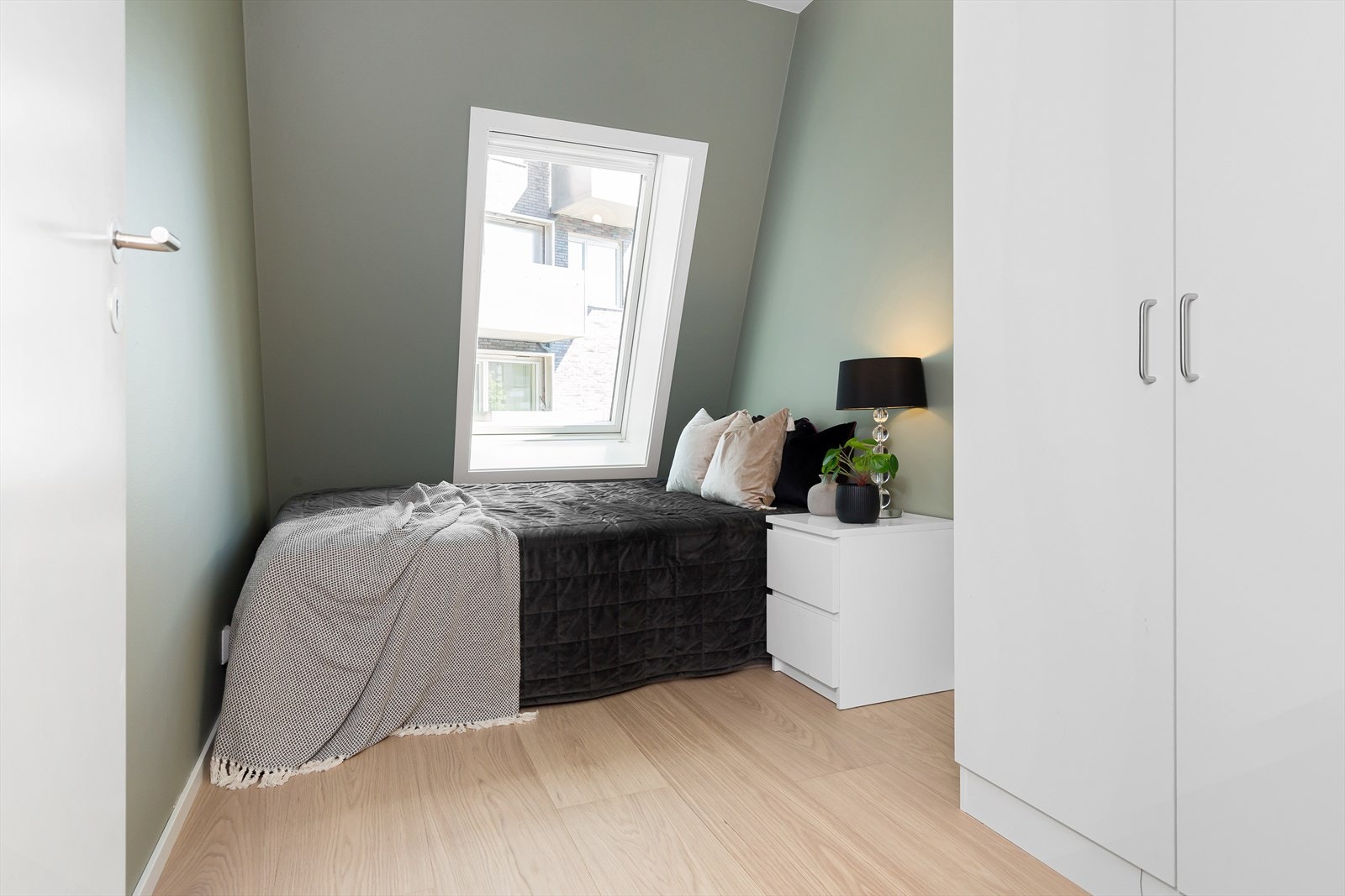 Soverom 3 med plass til dobbeltseng, nattbord og garderobeskap. Alle soverommene er malt i smakfulle og moderne farger! Galleribilde