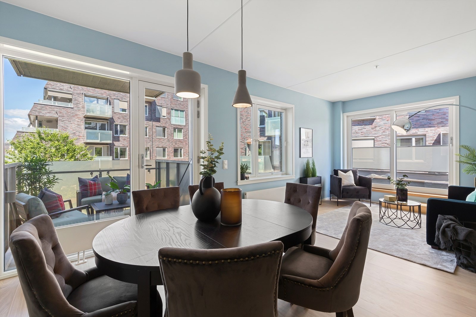 I stuen er det rikelig med store vindusflater som bidrar til at leiligheten oppleves lys og luftig. Galleribilde