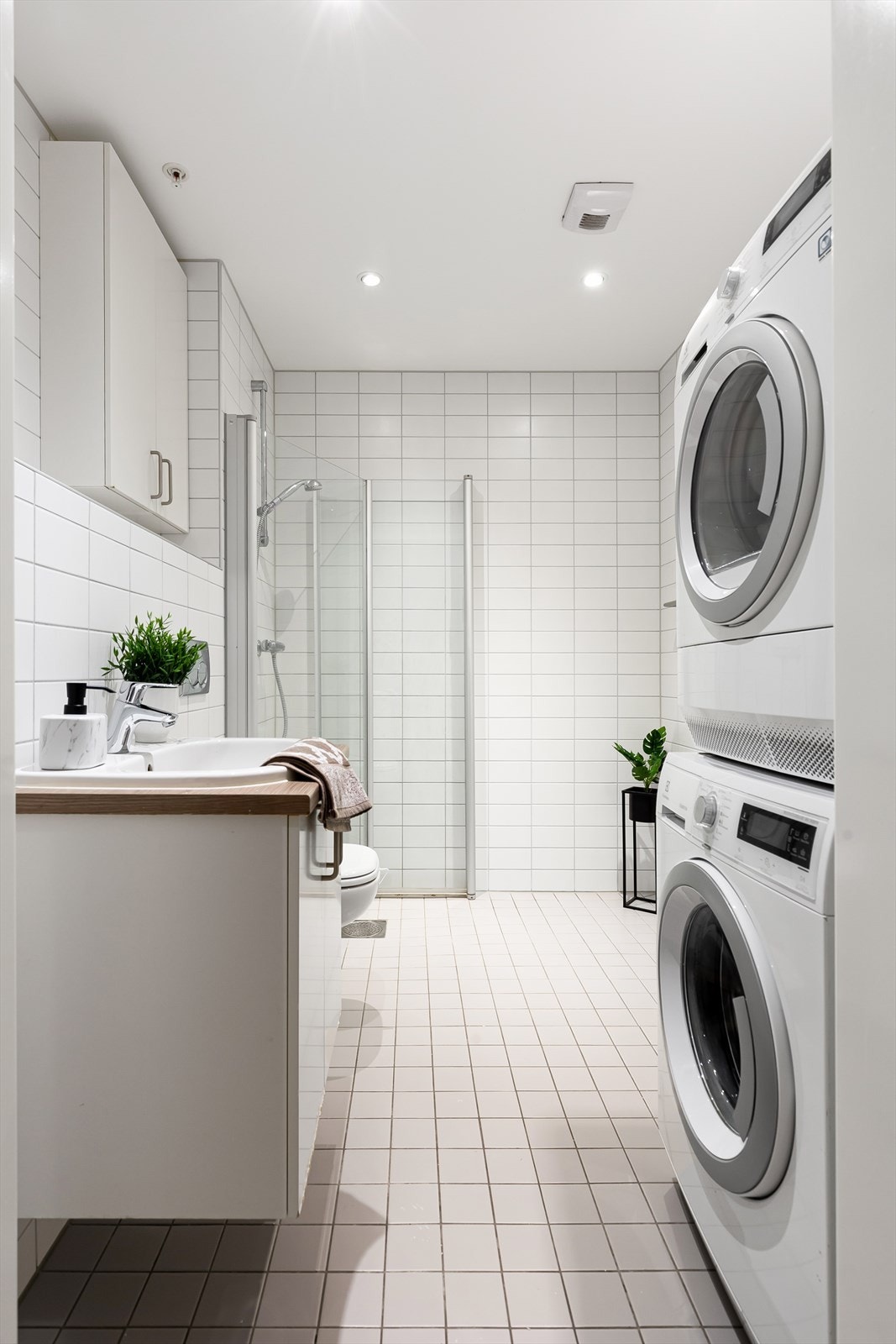 Kran og strømuttak for vaskemaskin/tørketrommel. Galleribilde