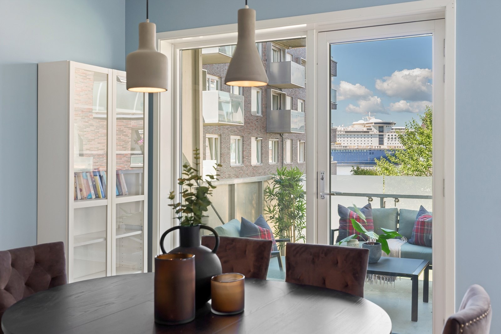 En nyere (2012) og attraktiv 4-roms eierseksjon med sjøutsikt og 2 balkonger mot hyggelig atrium. Galleribilde