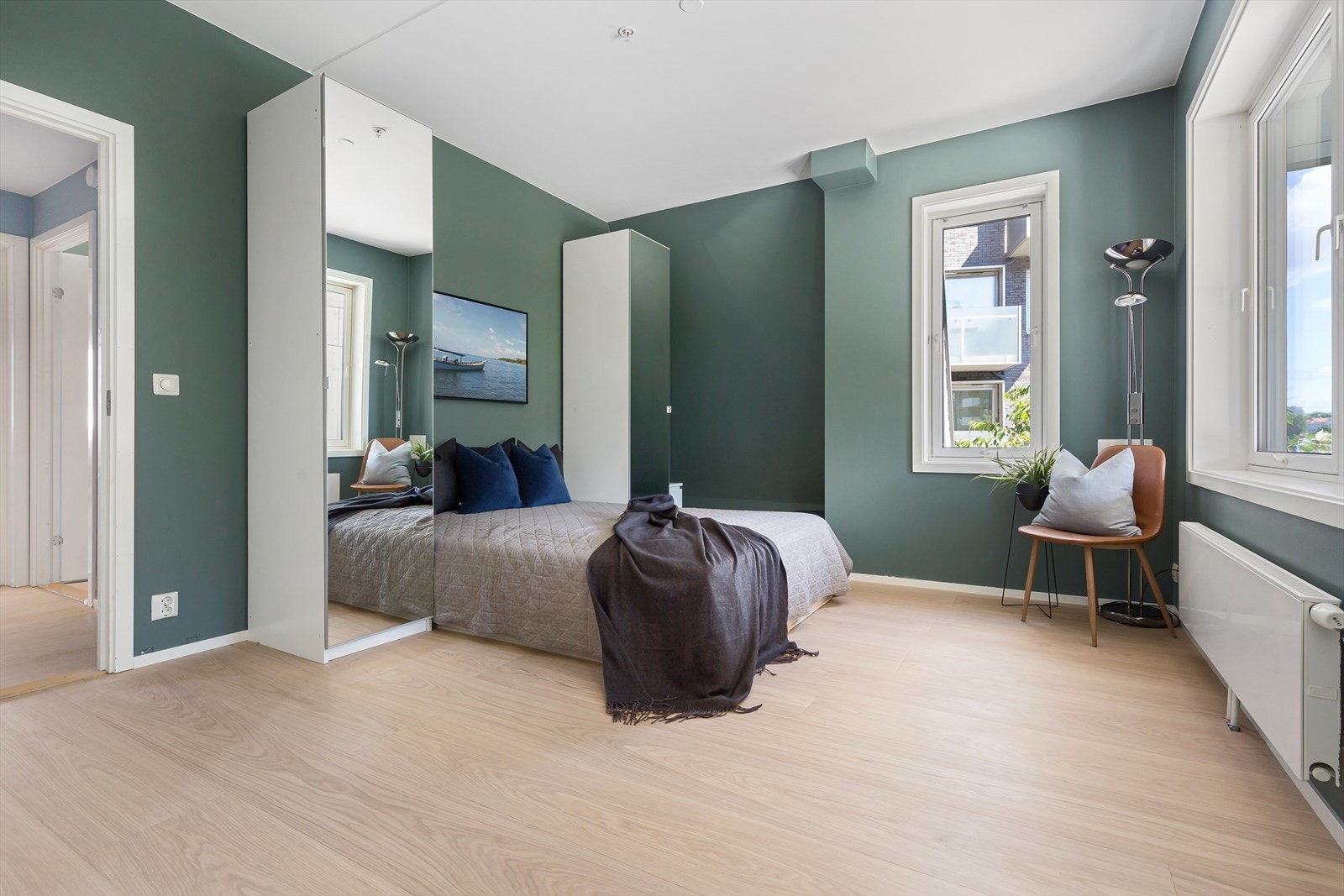 Hovedsoverommet er svært romslig med god plass til dobbeltseng, tilhørende møblement og garderobeskap. Galleribilde