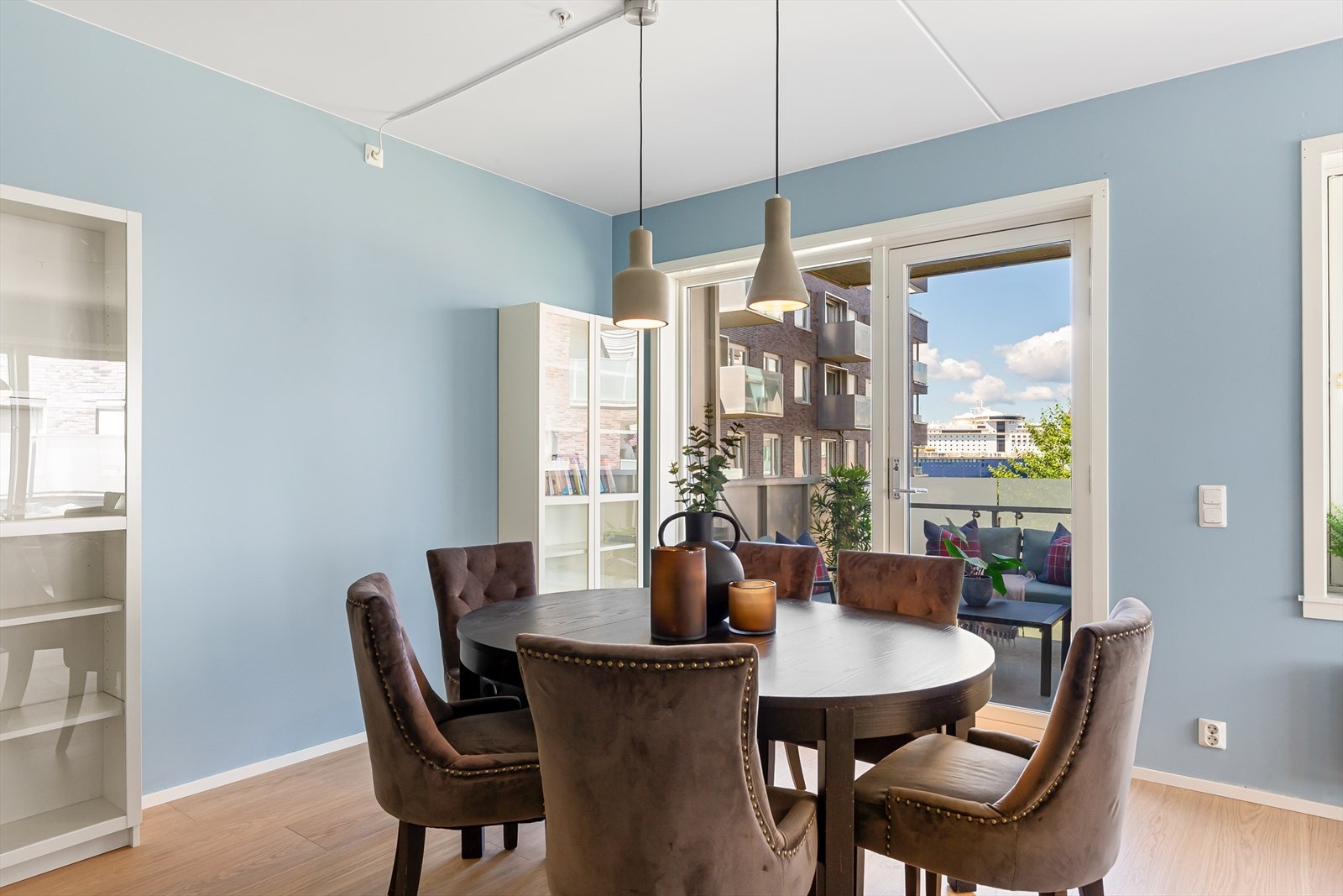 Pent ustyn mot fjorden fra middagsbordet. Også her er det adkomst til balkong. Galleribilde