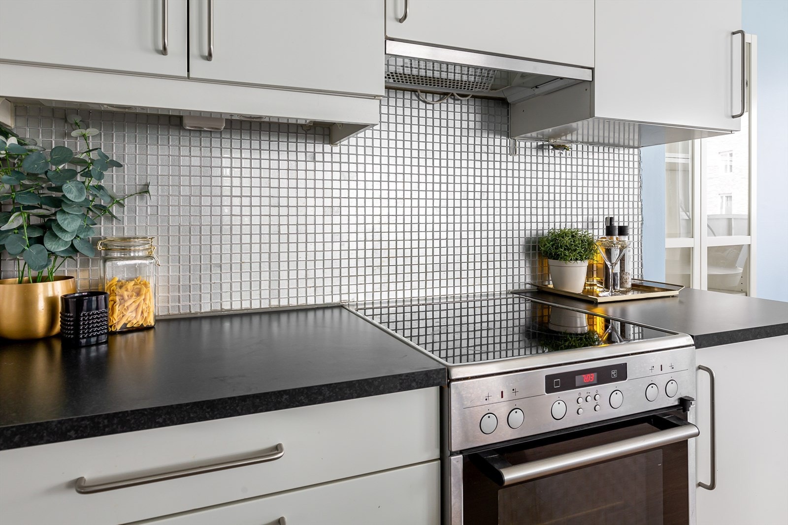 Mosaikkfliser over benk. Galleribilde