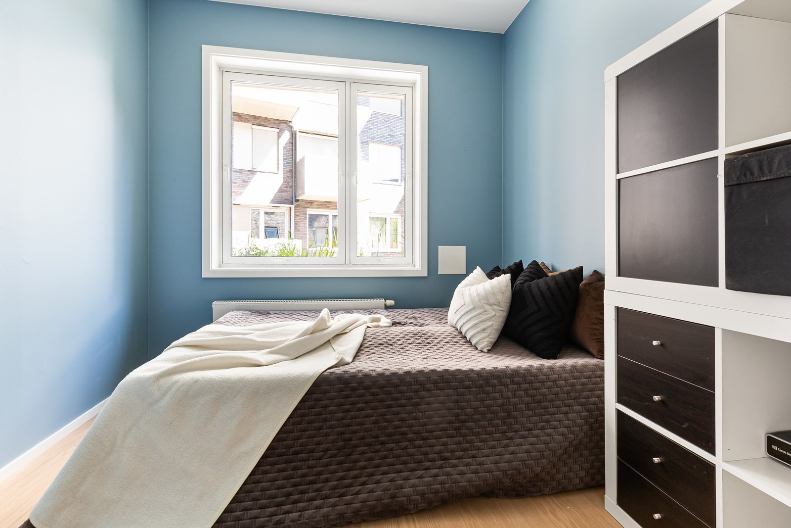 Soverom 2 er også i god størrelse - med plass til dobbeltseng og garderobeløsning. Galleribilde