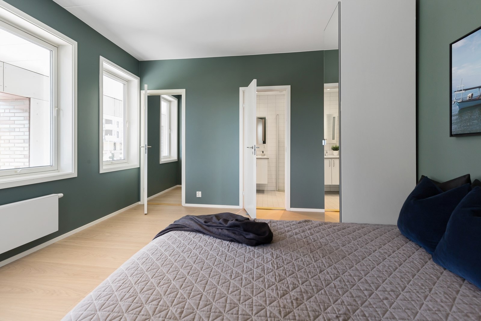 Fra soverommet er direkte adkomst til baderom. Galleribilde