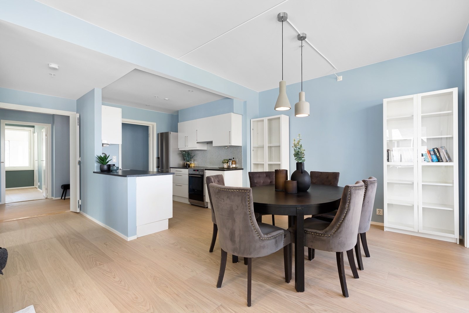 I tillegg er det plass til stor spisestue med rom for mange gjester! Galleribilde