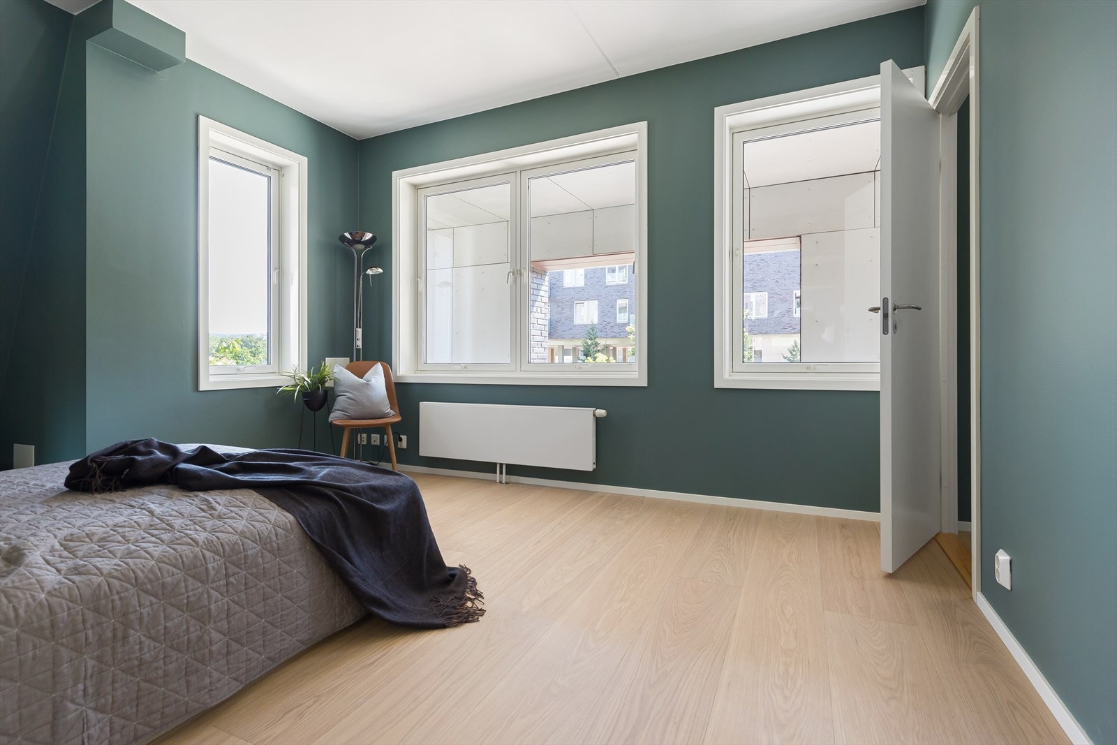 Flere store vindusflater bidrar til en god romfølelse. Fra vinduet har man utsikt mot lekeplass og barnehage der man kan følge med på barna leke. Galleribilde