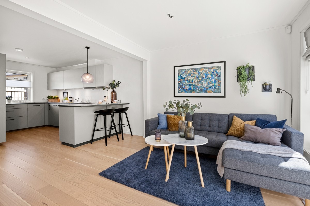 Stuen har åpen løsning med kjøkken. Galleribilde