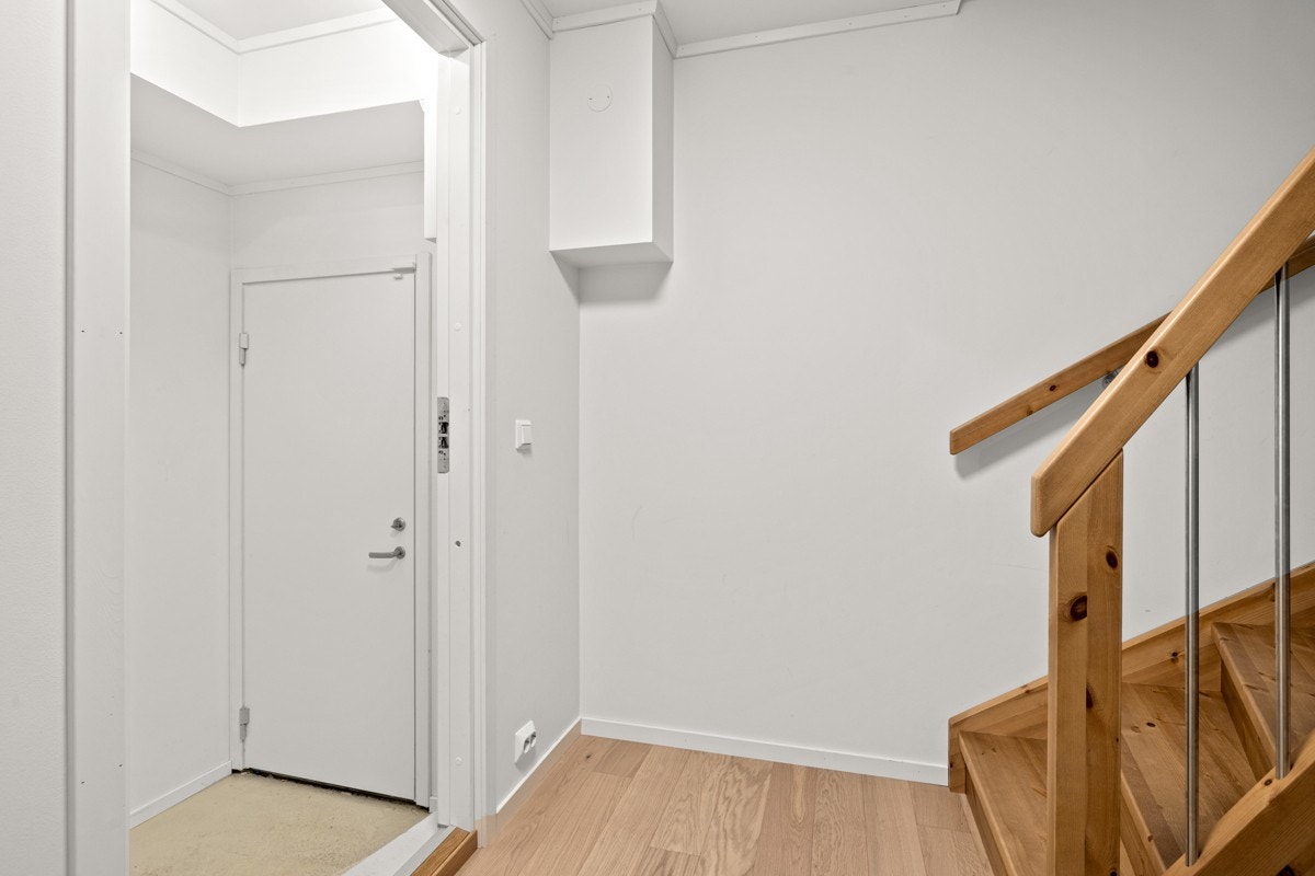 Fra kjelleren er det direkte utgang til garasjen. Galleribilde