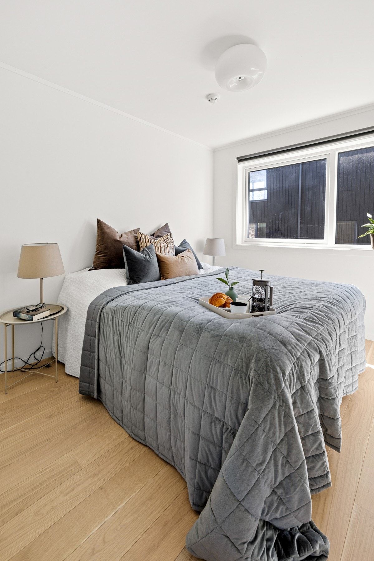 Romslig soverom med god plass dobbeltseng, nattbord og annen innredning. Galleribilde