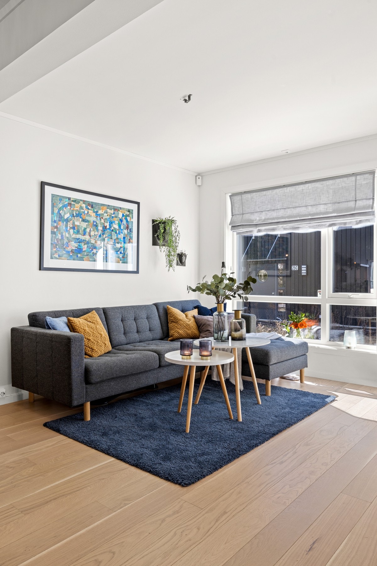 Stuen fremstår som enkel å møblere og det er god plass til sofagruppe, bord, TV og annet møblement. Galleribilde