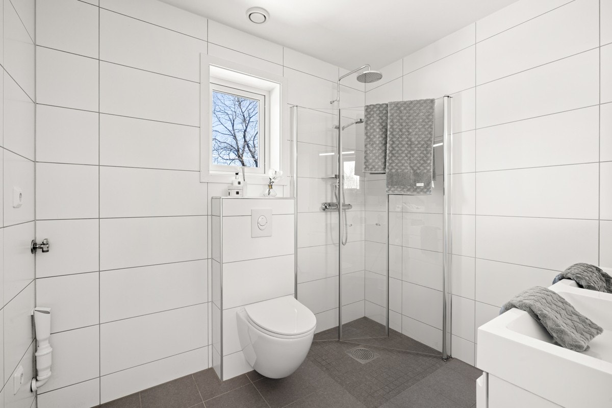 Badet er av en generøs størrelse med plass for en familie. Galleribilde