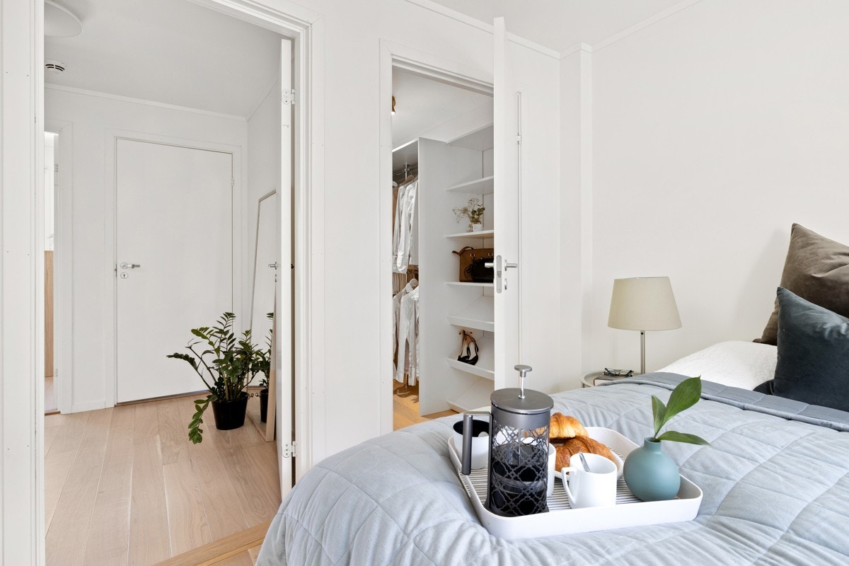 Fra soverommet er det en inngang til et eget et omkledningsrom/walk-in-closet Galleribilde