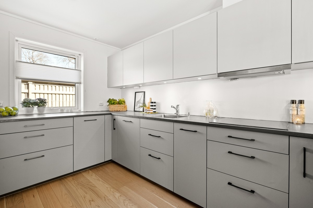 Kjøkkenet har gode oppbevaringsmuligheter og god arbeidsplass. Galleribilde