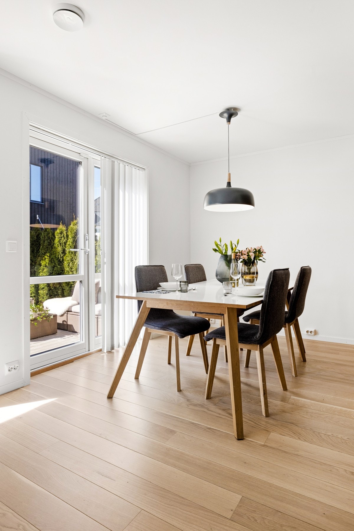 Størrelsen på rommet tillater plass til en spisegruppe. Galleribilde