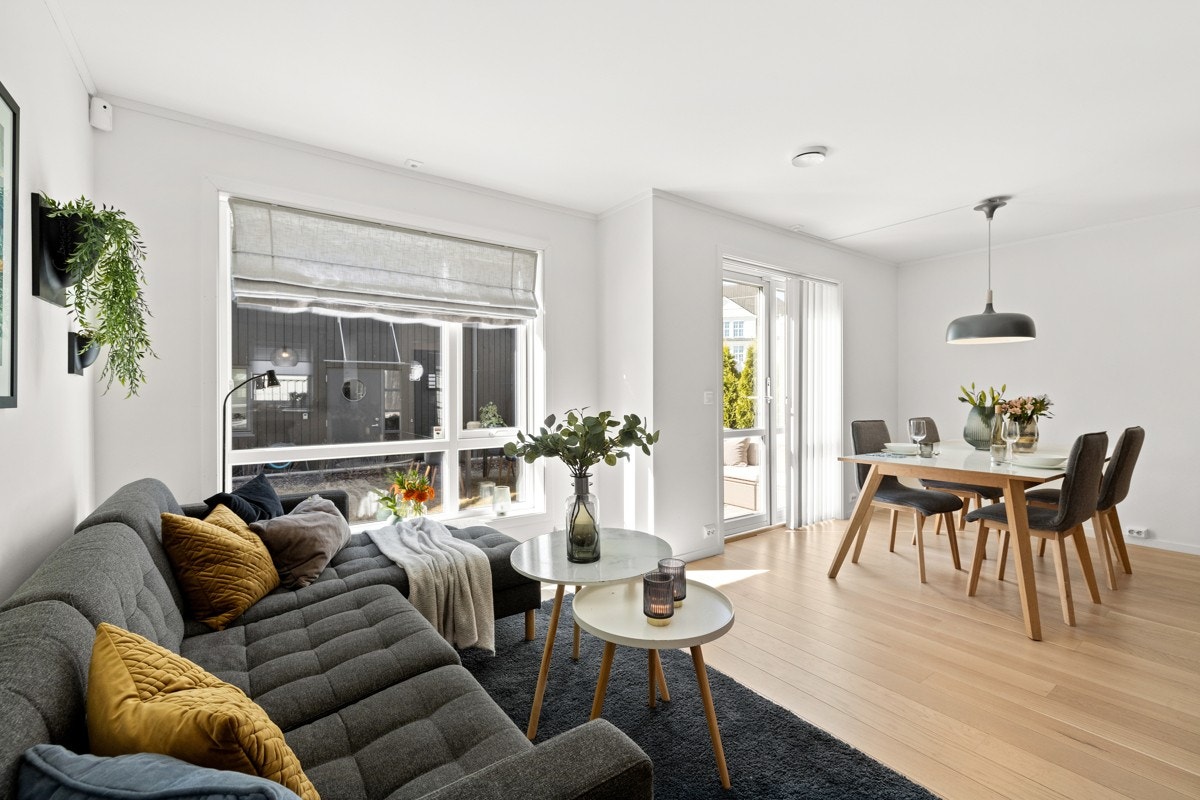 Vindusflatene slipper inn mengder med naturlig lys og er med på å gjøre rommet til et oppholdsrom med en behagelig atmosfære. Galleribilde