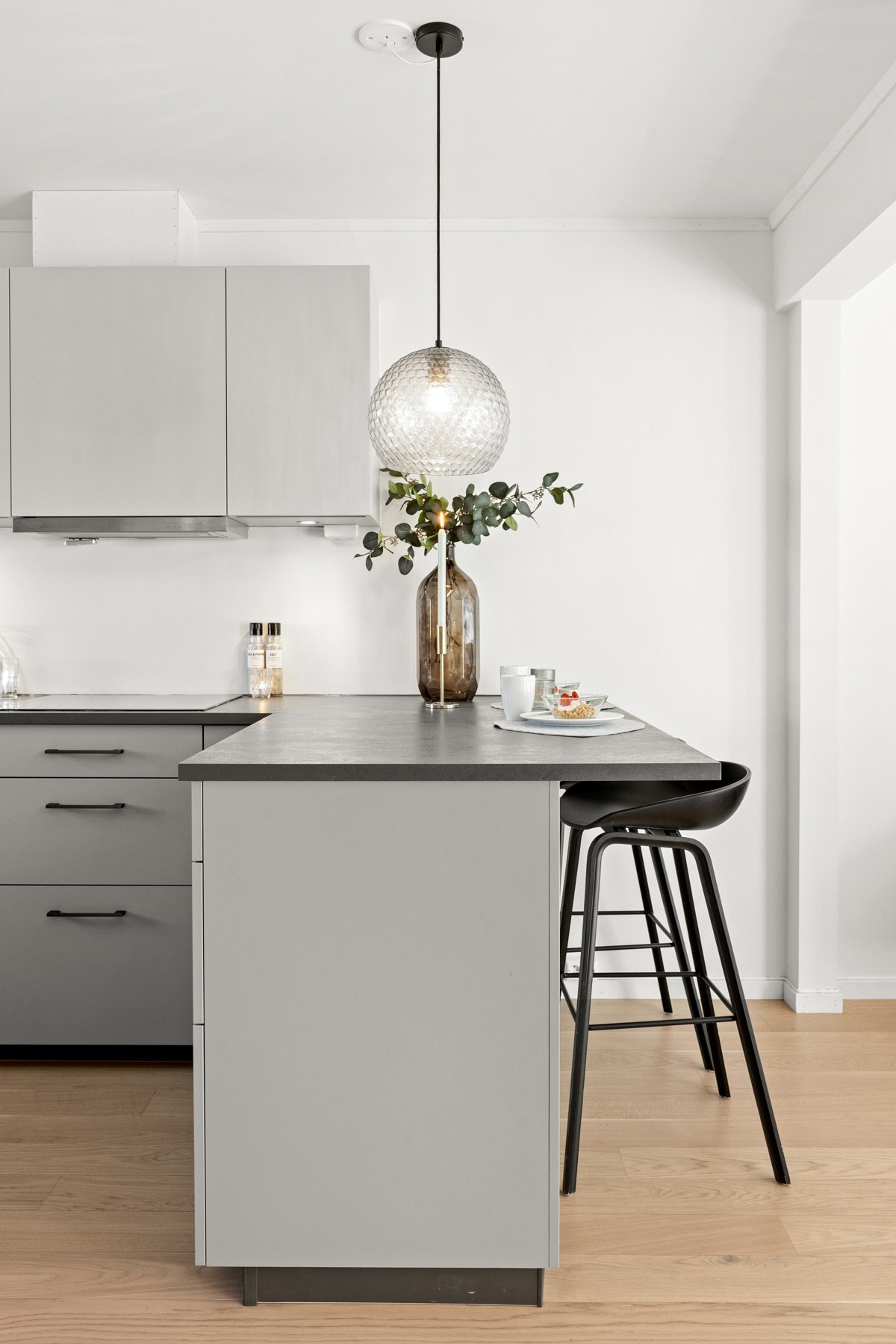 Det kan fint plasseres stoler ved kjøkkenøyen, så her kan man starte dagen med en god frokost og kopp kaffe. Galleribilde