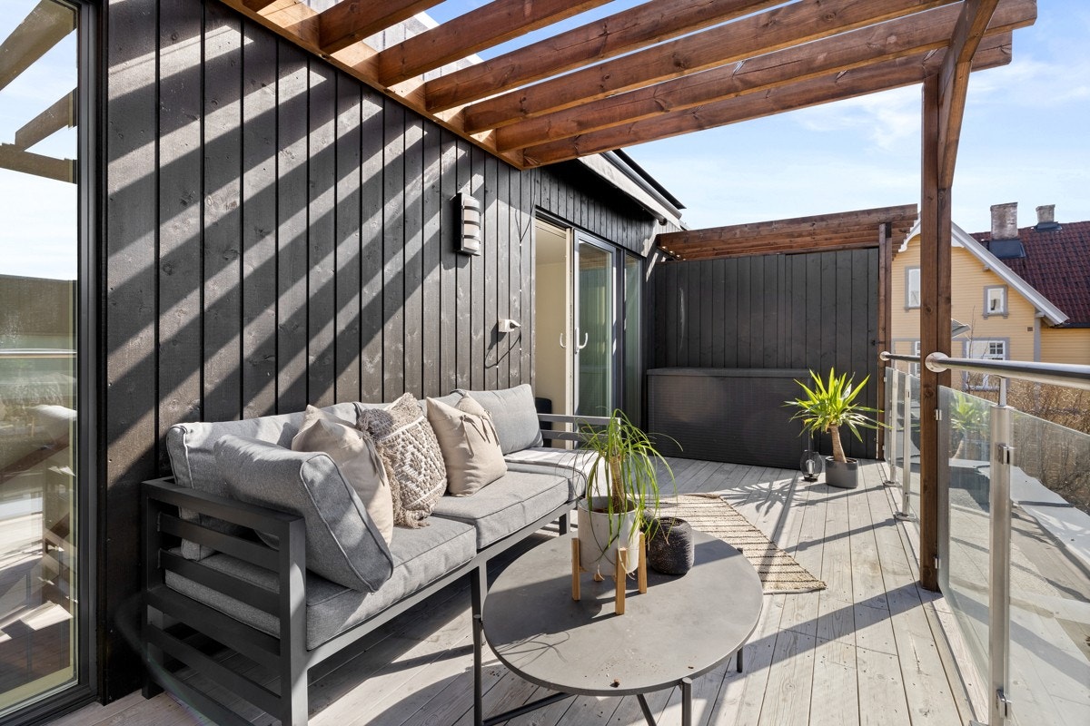 Her kan det fint plasseres utemøbler da størrelsen tillater plass til gjester. Galleribilde