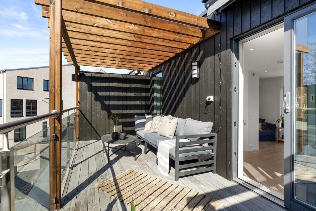 Når du står i stuen med åpne dører ut til til takterrassen, forstår du fort at dette er en viktig del av boligen. Galleribilde