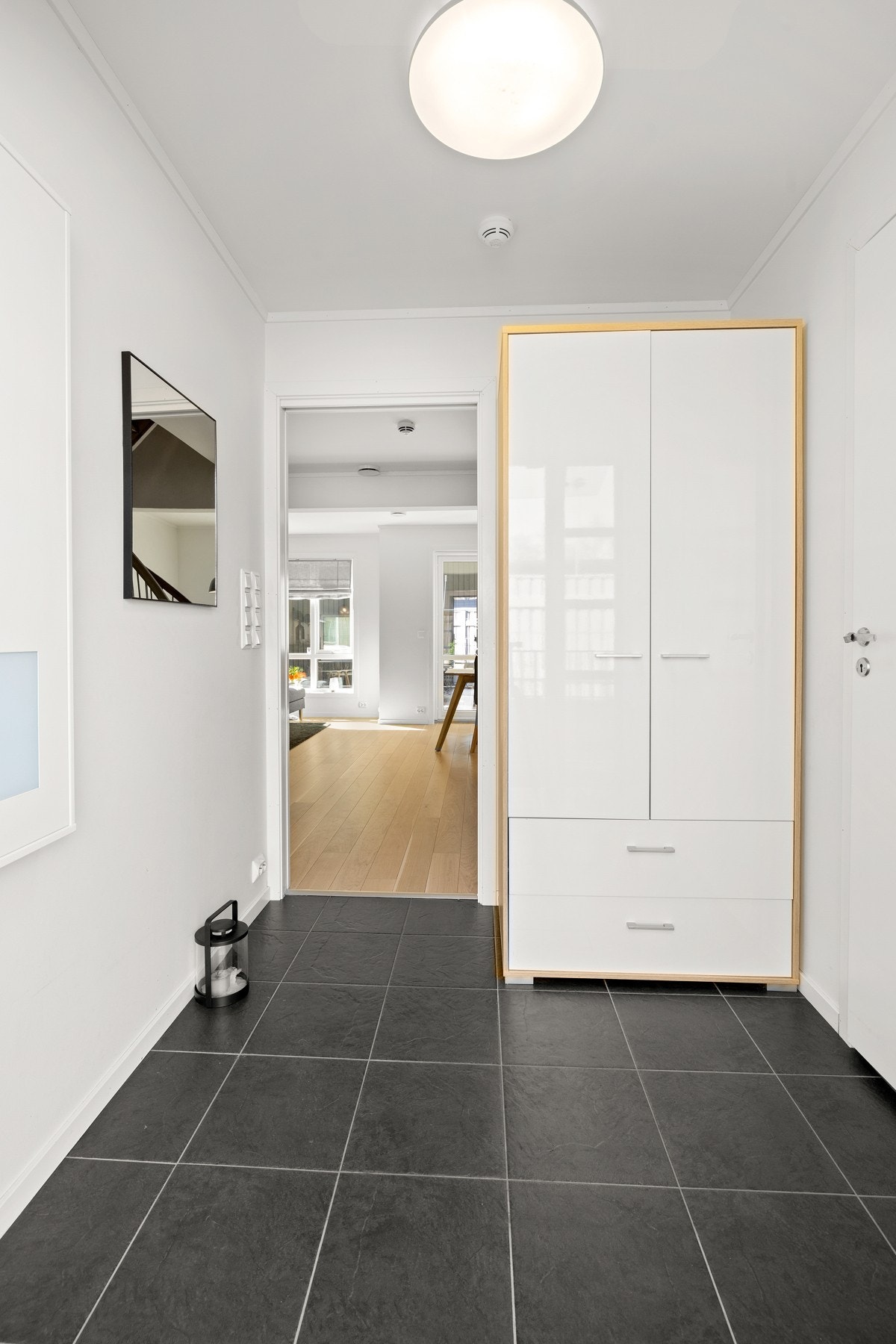 Ditt første møte med boligen er en innbydende entré. Yttertøyet henger du enkelt av ved inngangspartiet. Langs veggen kan du henge opp speil, bilder eller knagger, alt etter behov. Galleribilde