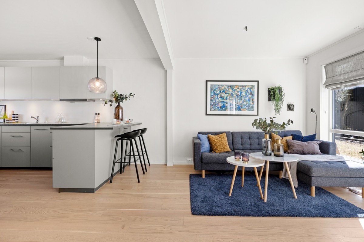 Videre kommer du inn til boligens naturlige samlingspunkt, stue. Galleribilde