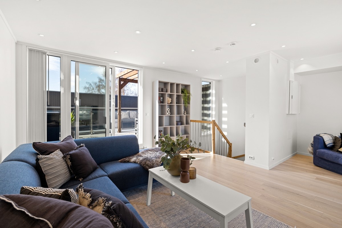 Vindusflatene slipper inn godt med naturlig lys og er med på å gi en luftig romfølelse. Galleribilde