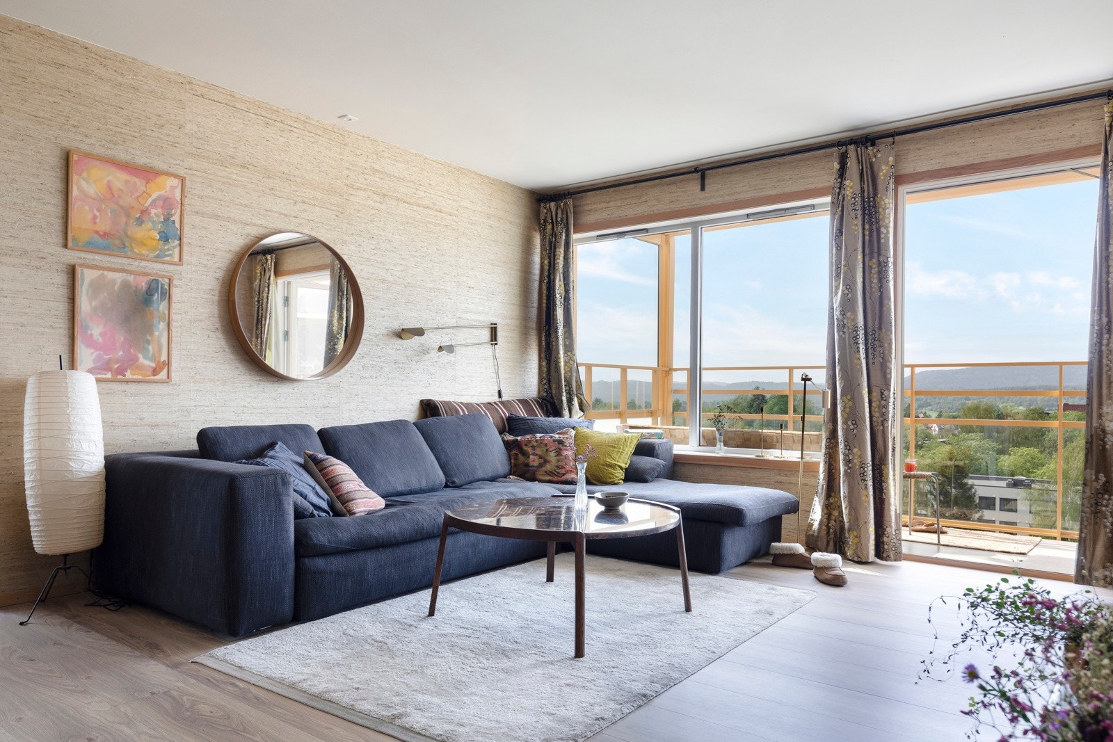 Dette er en lekker 3-roms hjørneleilighet med perfekte lys-/og solforhold. Galleribilde