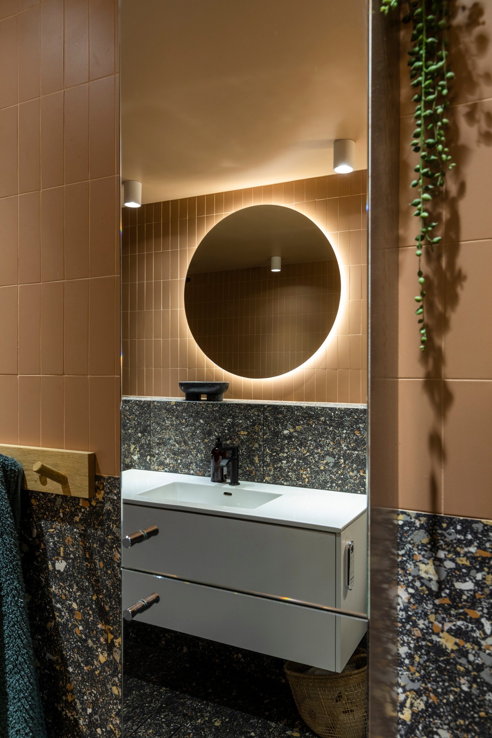 Vegghengt servantskap fra Foss bad med skuffer og ovenpåliggende servant. Galleribilde