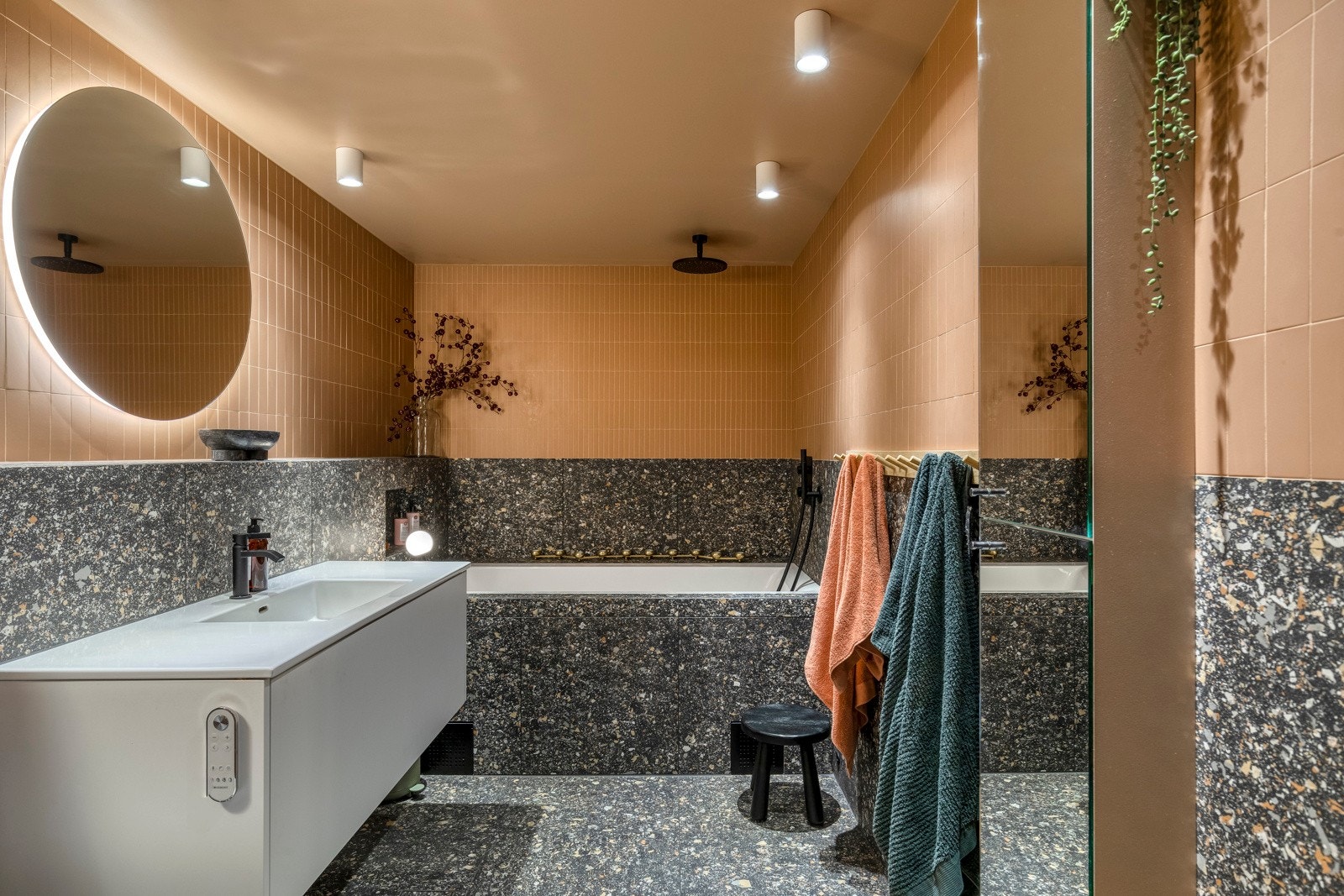 Rålekkert bad fra 2019 med varmekabler i gulv og downlights i himling. Galleribilde