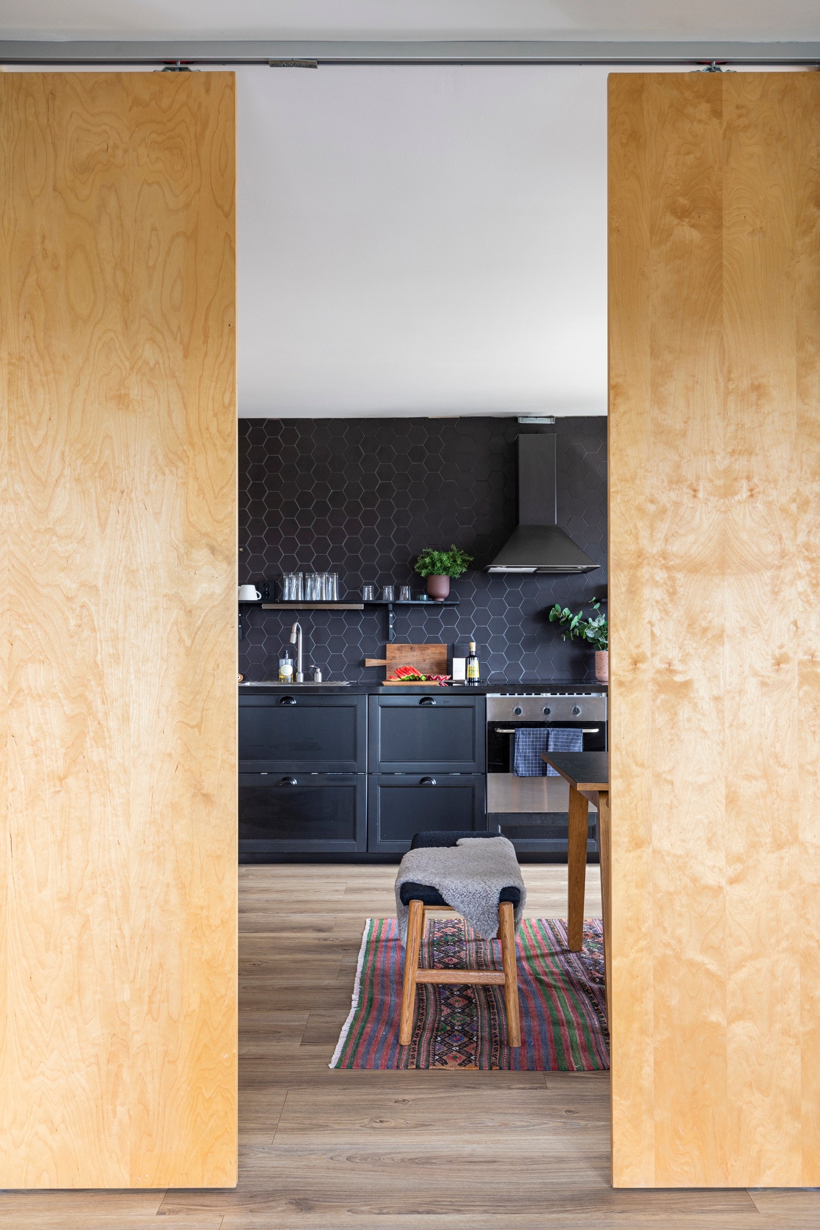 Plassbygde skyvedører mellom soverom og kjøkken. Galleribilde