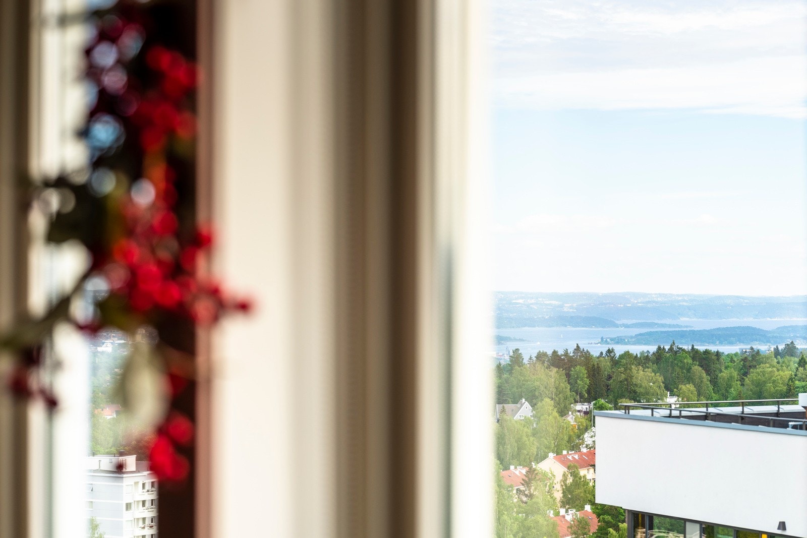 Nydelig sjøutsikt fra kjøkkenvindu. Galleribilde