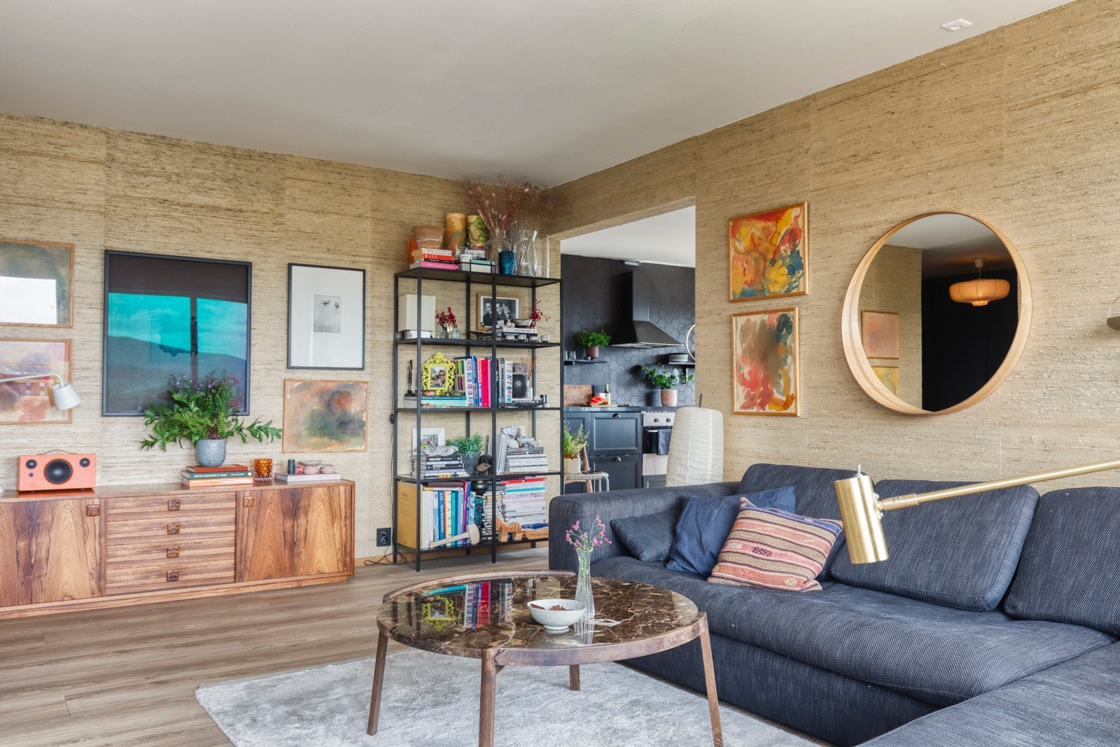 Eksklusiv håndlaget silketapet i stue. Galleribilde