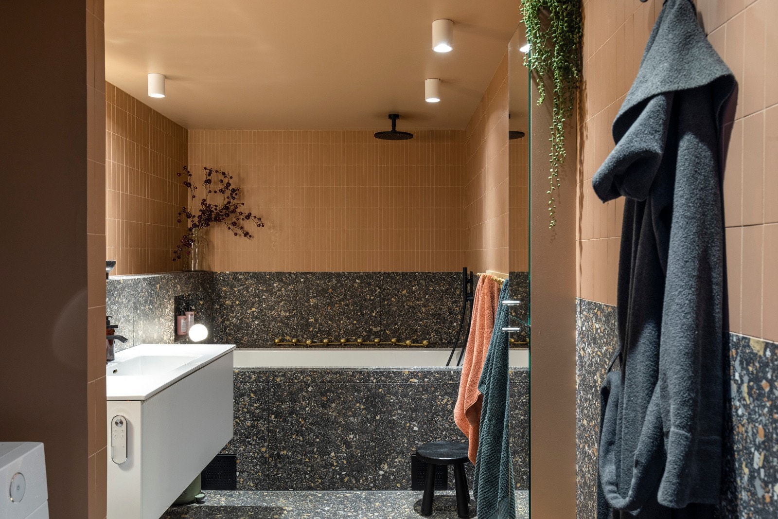 Badet er innredet med Gerberit aquaclean toalett med innebygget dusj, lys, varme og føner. Galleribilde