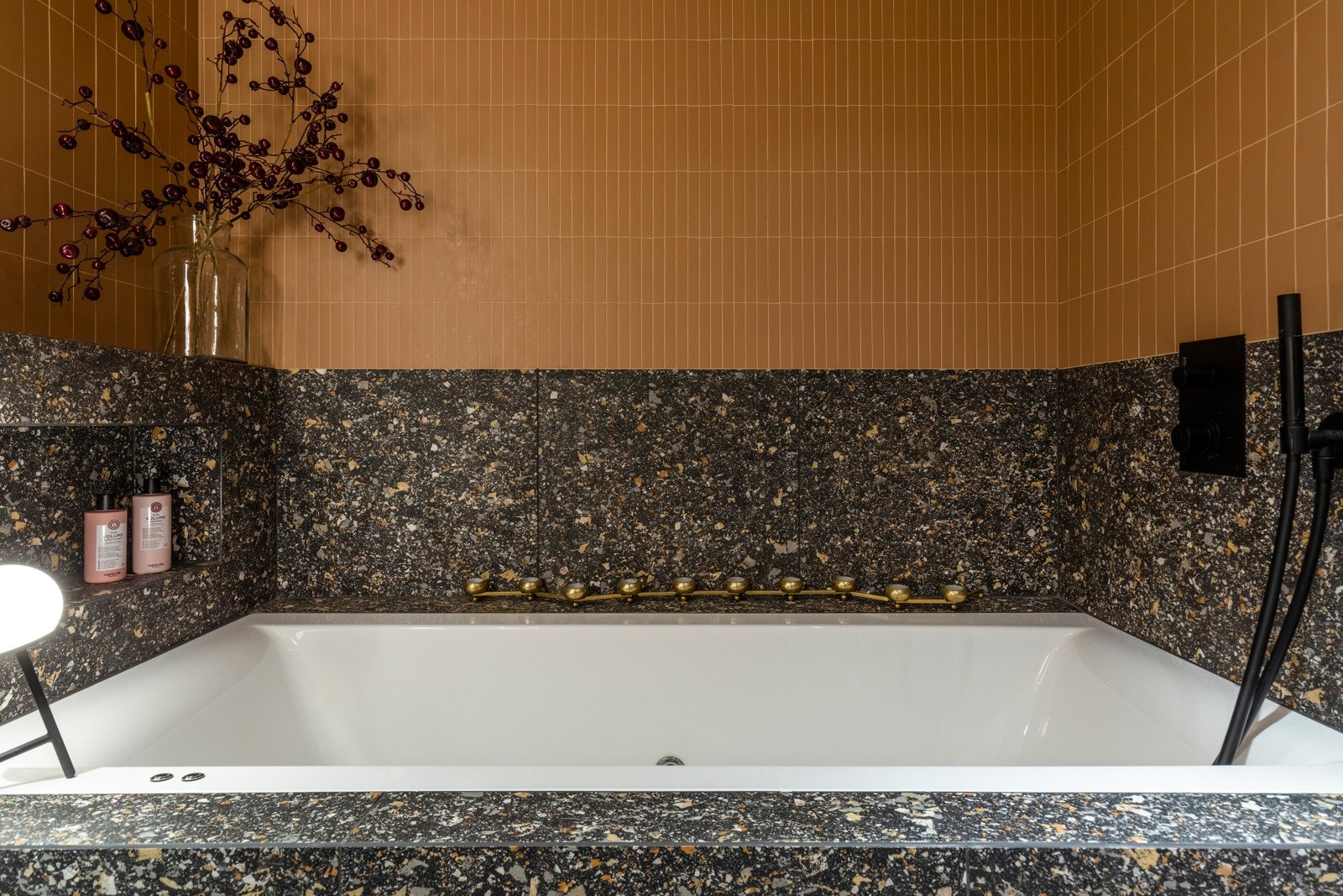 Innmurt badekar fra Interform med Mikrosilk hydroterapi funksjon. Galleribilde