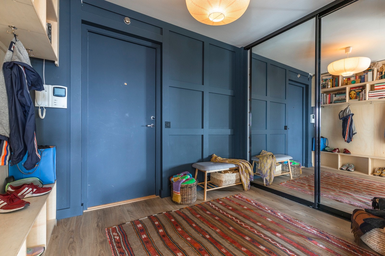 Entréen gir et godt førsteinntrykk av leiligheten og oppleves som luftig med god oppbevaringsplass. Galleribilde