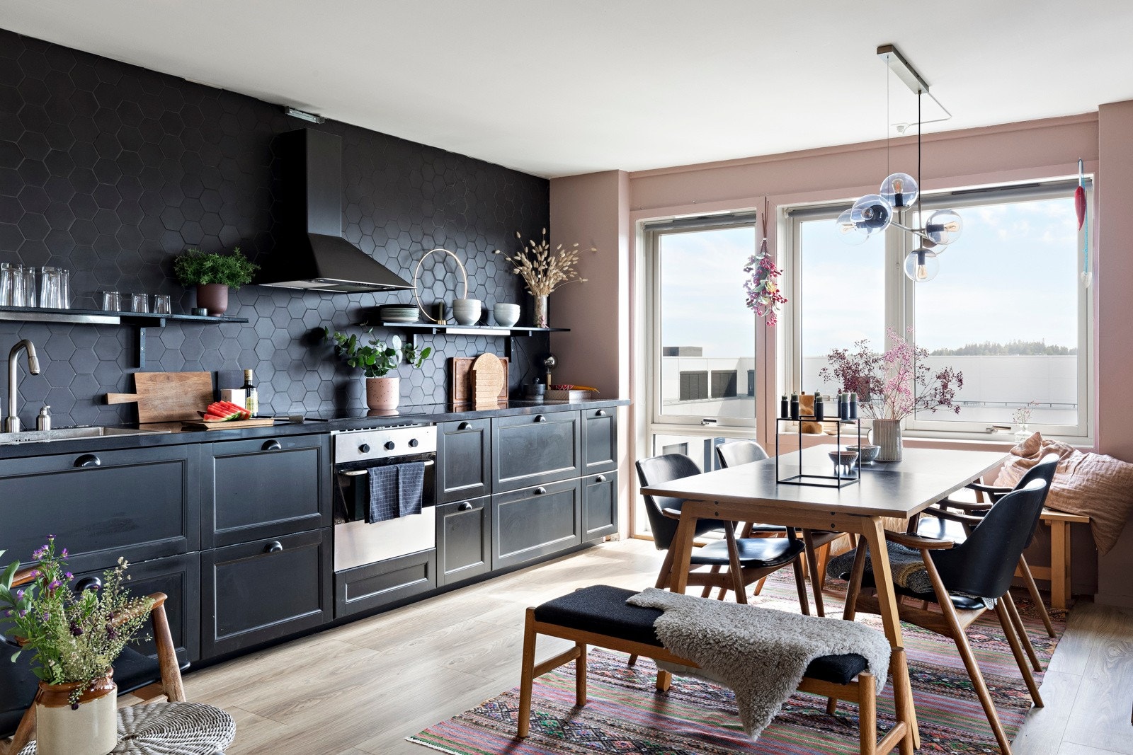 Kjøkken med store vindusflater og gode lysforhold/sydvendt. Plass til stort spisebord. Galleribilde