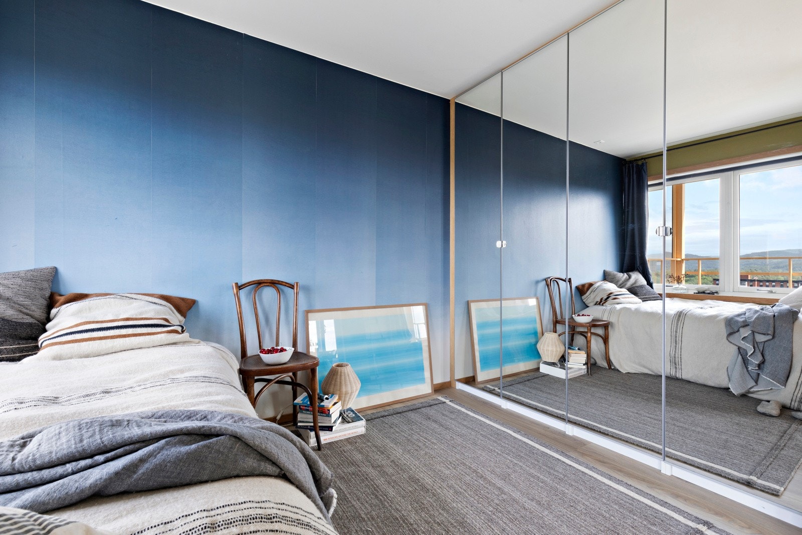 Soverom II innredet med stort plassbygd garderobeskap med speildører. Galleribilde