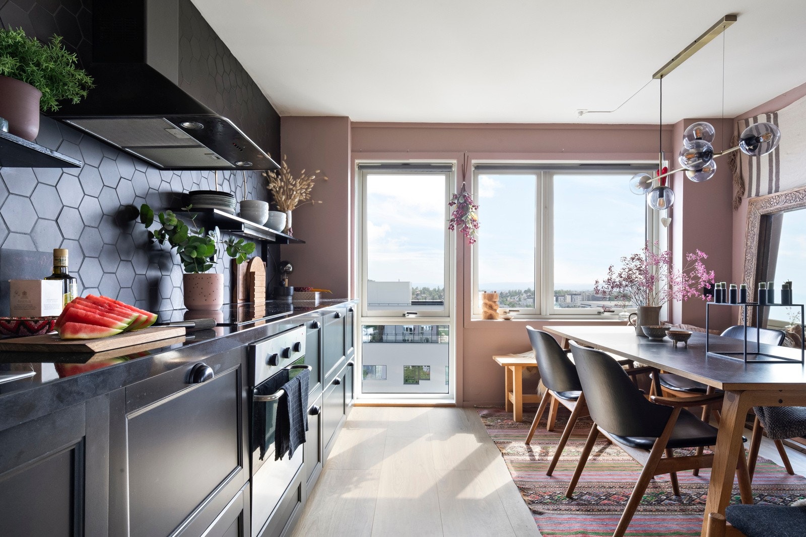 Kjøkkeninnredning med profilerte fronter og benkeplate av stein. Galleribilde