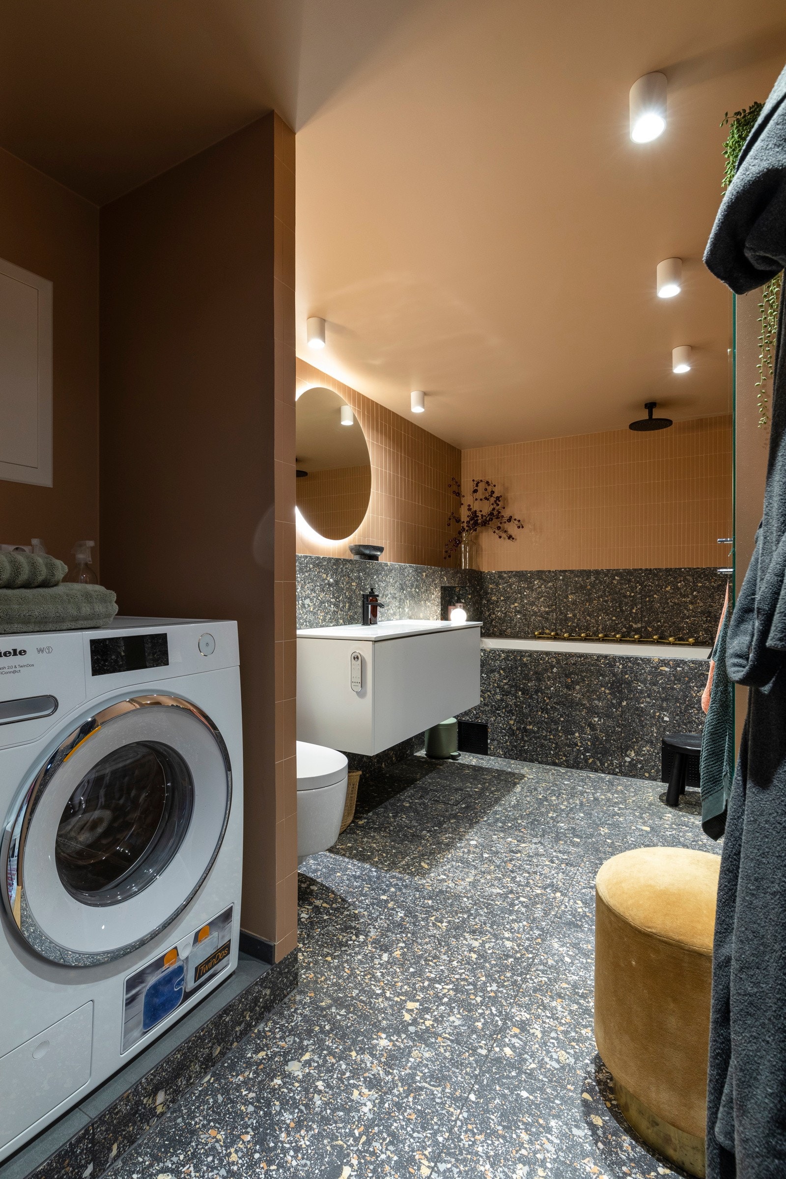 Nisje med opplegg for både vaskemaskin og tørketrommel. Galleribilde