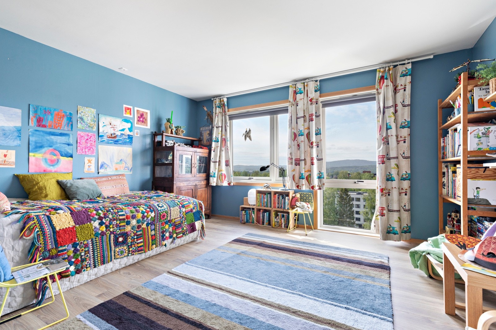 Romslig hovedsoverom malt opp i delikat fargetone. Galleribilde