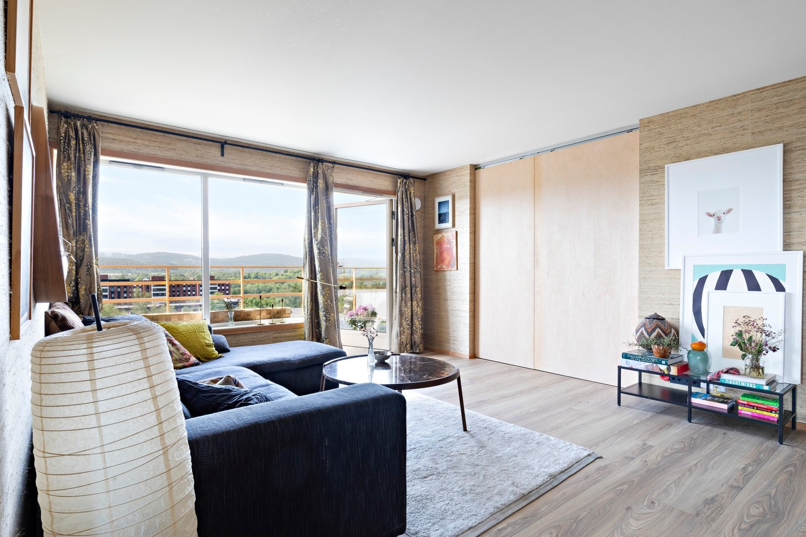 Innbydende stue med store vindusflater og fantastisk utsikt. Plassbygde skyvedører. Galleribilde