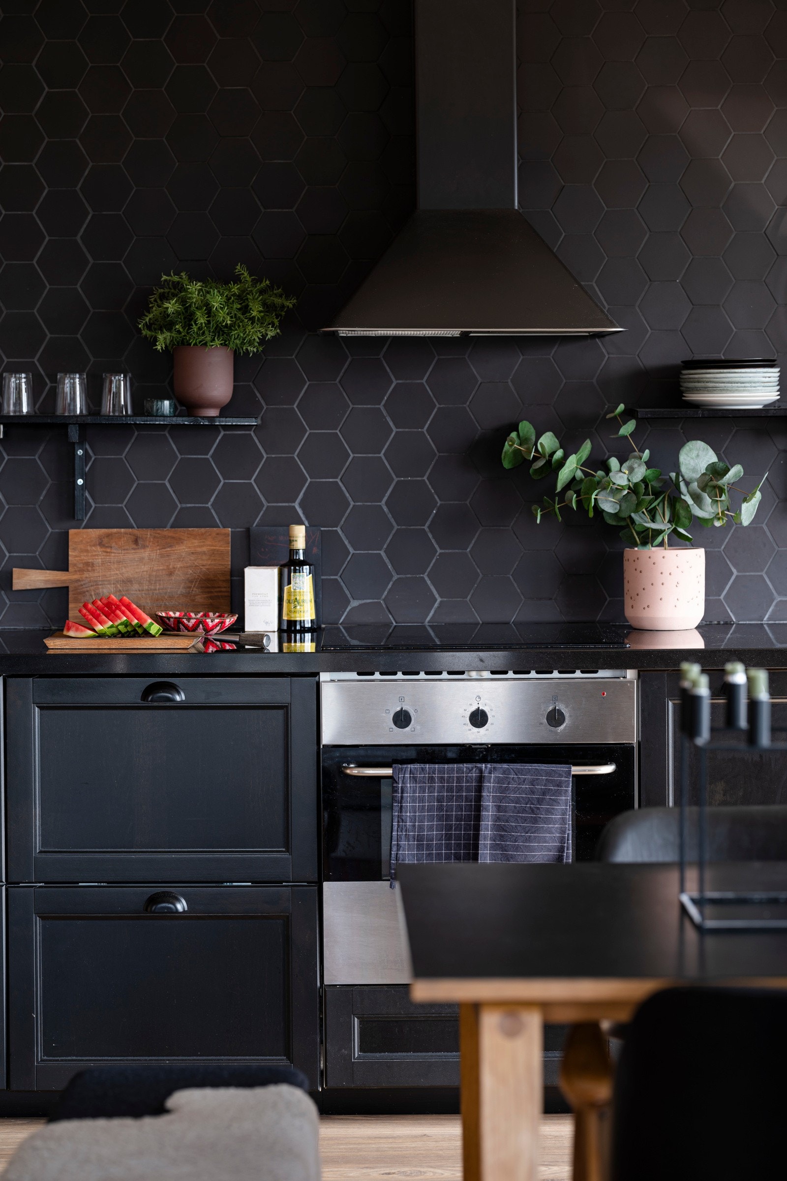 Integrerte hvitevarer: platetopp, stekeovn, oppvaskmaskin, kjøle- og fryseskap. Galleribilde