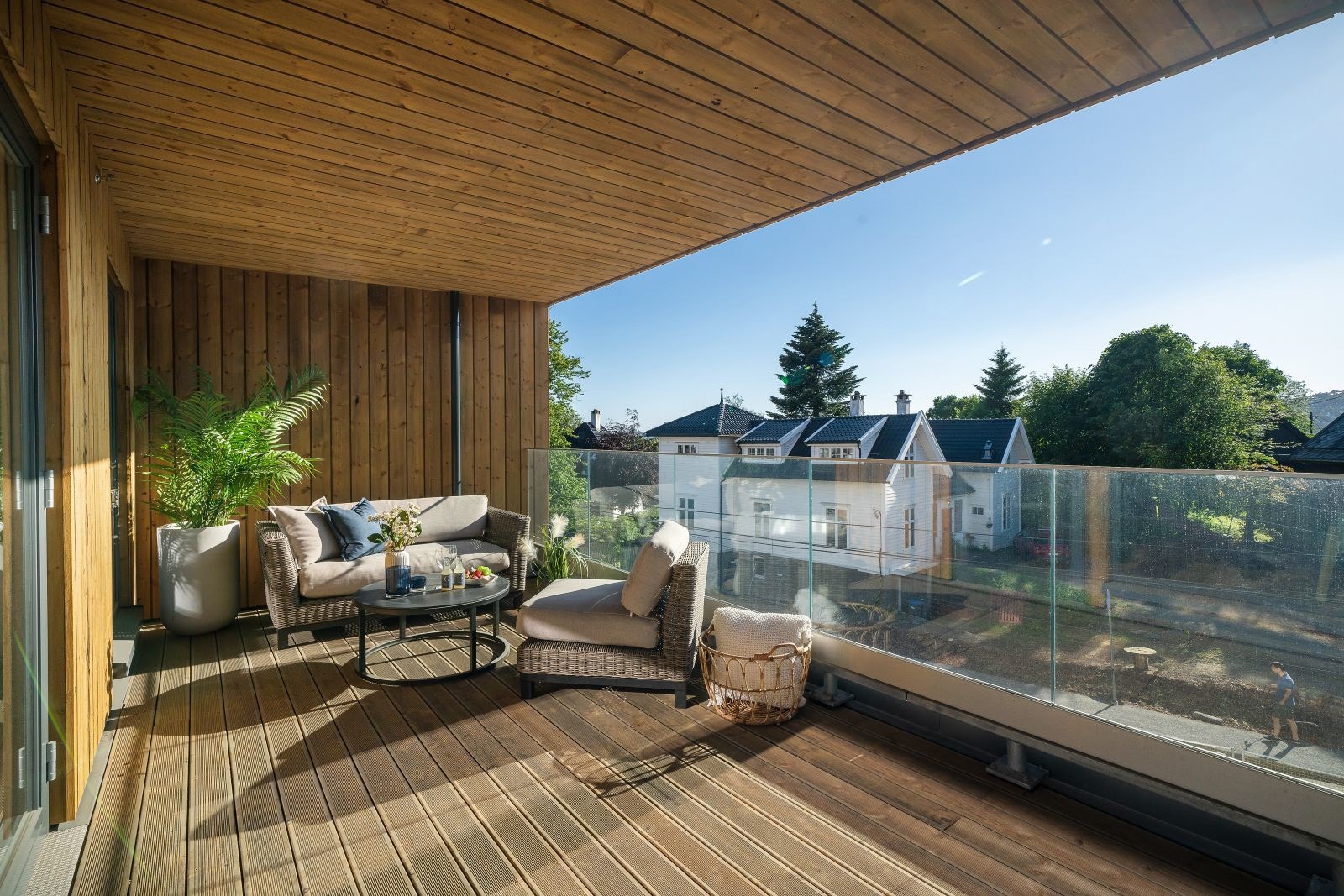 En stor og flott terrasse med gode solforhold Galleribilde