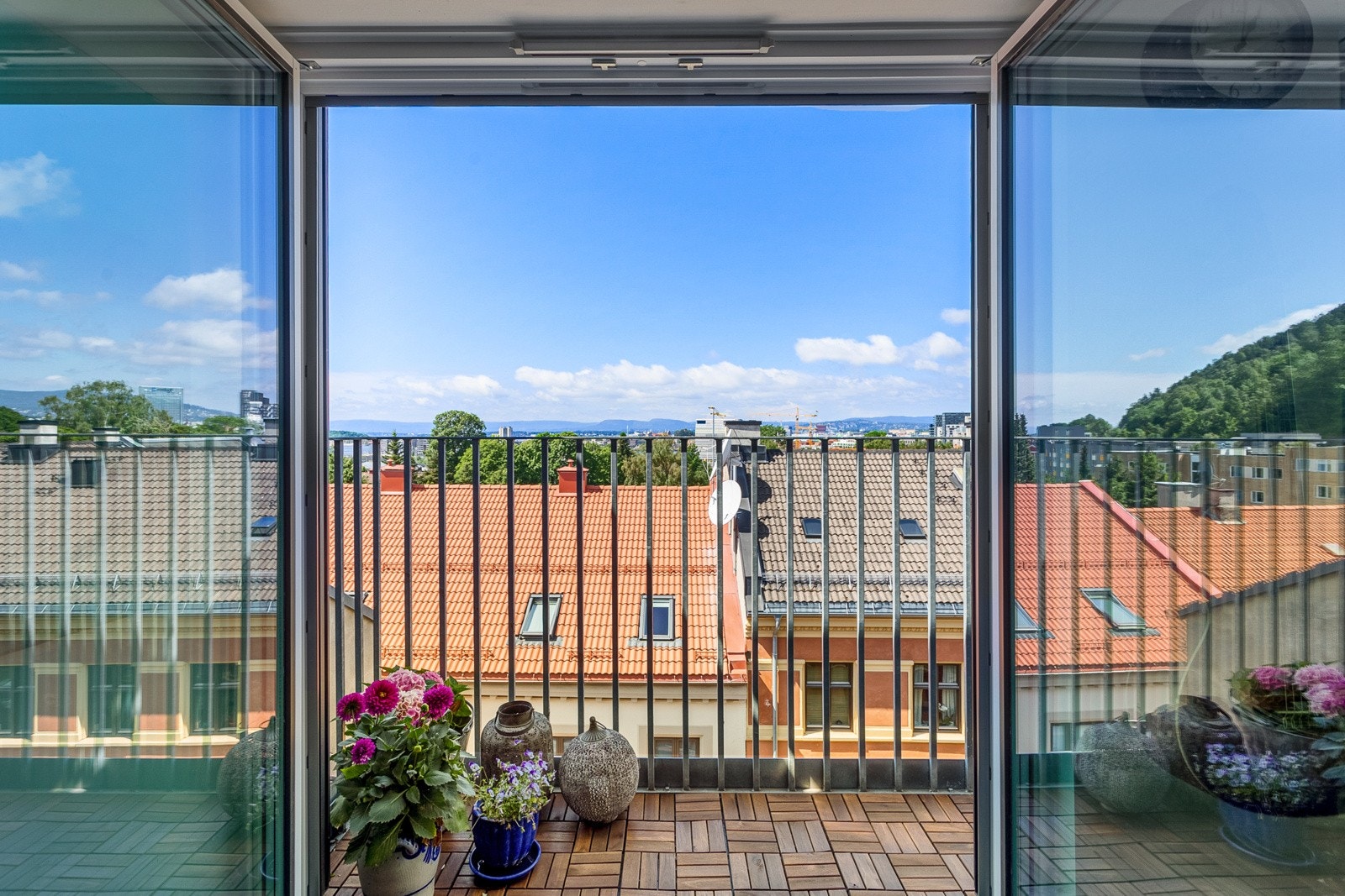 Nyt de sene sommerkveldene med hel åpning fra balkongdørene Galleribilde