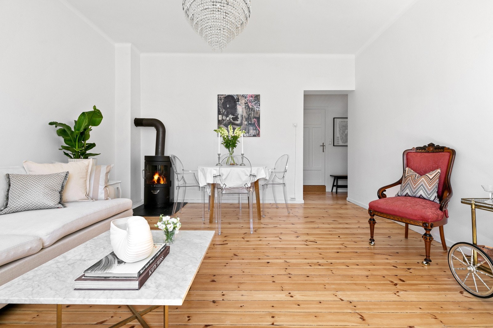 I stuen har du god plass til sofagruppe, spisebord og øvrig møblement Galleribilde
